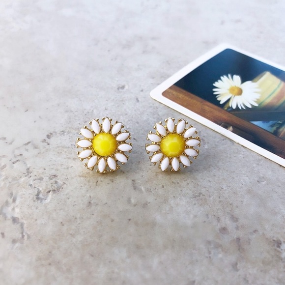 NWT Daisy Flower Stud Fashion Earrings - Picture 7 of 7
